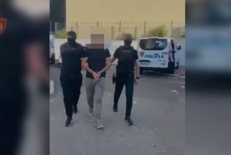 Në kërkim ndërkombëtar për trafik droge/ 41-vjeçari arrestohet në Laç, pritet ekstradimi drejt Italisë (EMRI) Në kërkim ndërkombëtar për trafik droge/ 41-vjeçari arrestohet në Laç, pritet ekstradimi drejt Italisë (EMRI)