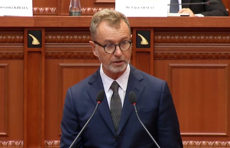 Kaosi në Kuvend/ Ambasadori i BE: Për të ardhur keq, të ulen tensionet dhe të shmanget dhuna