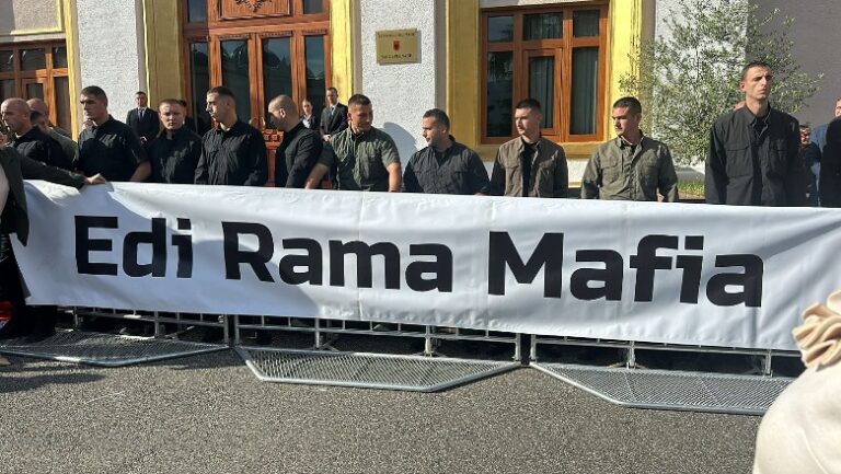 Tentojnë të hynë nga dera e pasme e Kuvendit/ Demokratët shpalosin banderolën: Mafia!