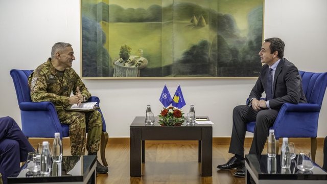 Komandanti i KFOR-it takohet me Kurtin: Dialogu, platforma e vetme për çështjet e pazgjidhura Komandanti i KFOR-it takohet me Kurtin: Dialogu, platforma e vetme për çështjet e pazgjidhura