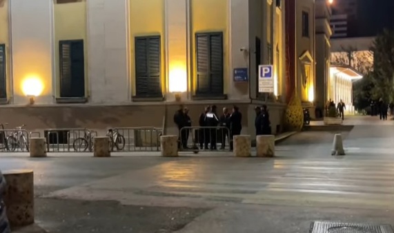 Çfarë ndodh sonte pas orës 20:00? Forca policie dislokohen tek Kryeministria dhe ministria e…