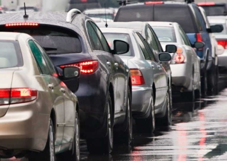 Studimi: Makinat në Shqipëri lëvizin me shpejtësi mesatare 33 km/h