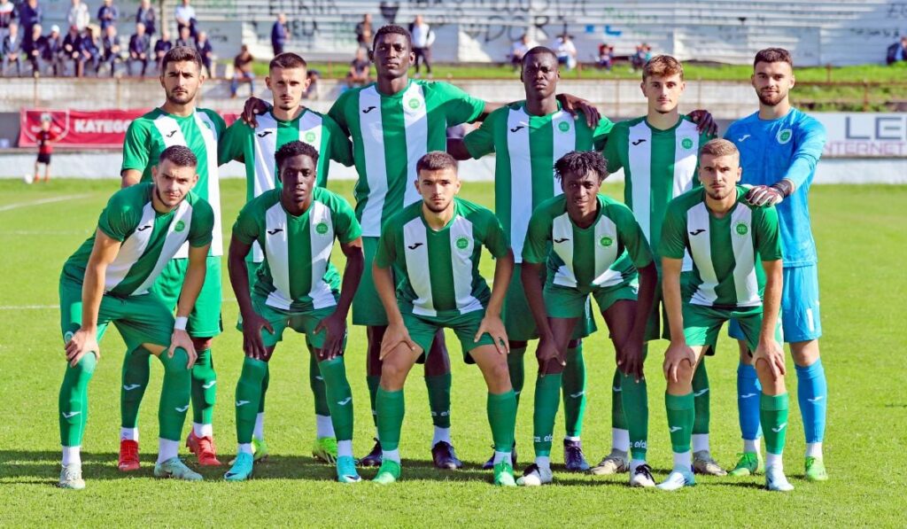 Apolonia piketon Erzenin pas suksesit në Peshkopi, por mungesat janë me shumicë