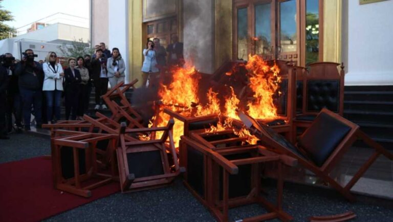 Djegia e karrigeve në Kuvend/ Zbardhet fatura financiare e dëmeve, ja sa duhet të paguajë secili deputet demokrat