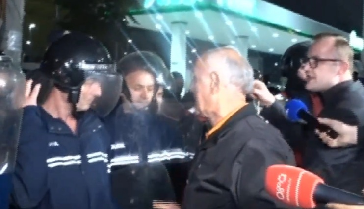 Tensionohet situata tek ish-sheshi Shqiponja, qytetarët kërkojnë tërheqjen e policisë: Më v*isni. Mos provokoni