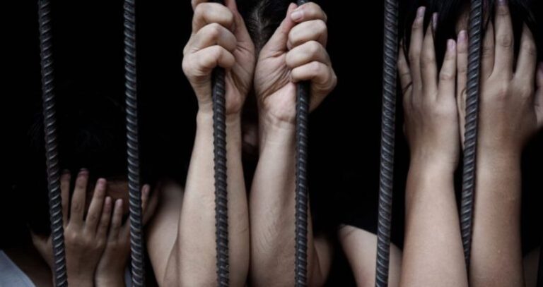 “Pranova s*ksin që të më jepnin ushqim”/ 19-vjeçarja e trafikuar trondit me historinë e saj