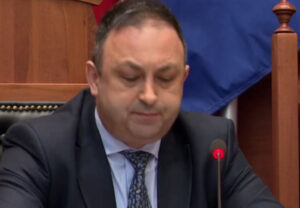 Benzinë në Kuvend/ Hoxha paralajmëron kallëzim penal ndaj deputetëve të PD: Bëhet fjalë për zjarrvënie të qëllimshme