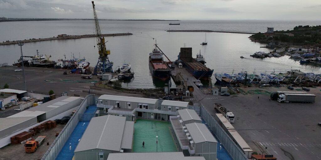 Corriere: Emigrantët e parë mbërrijnë në Shqipëri nesër. Pas pajisjes me kod QR, do transportohen në Gjadër