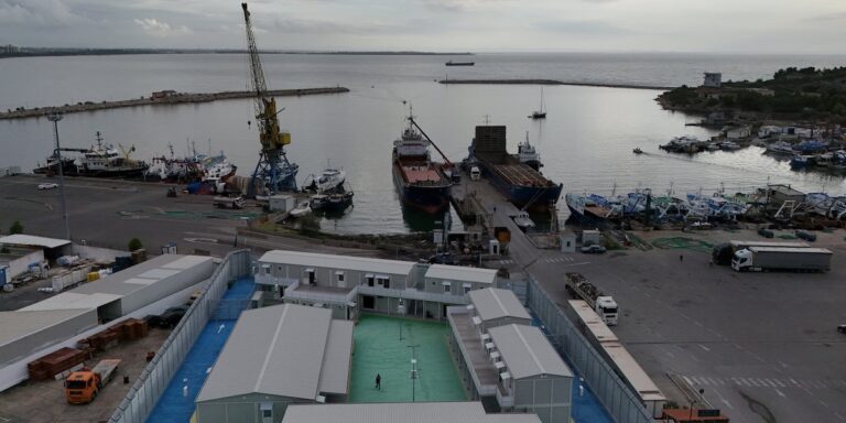 Corriere: Emigrantët e parë mbërrijnë në Shqipëri nesër. Pas pajisjes me kod QR, do transportohen në Gjadër