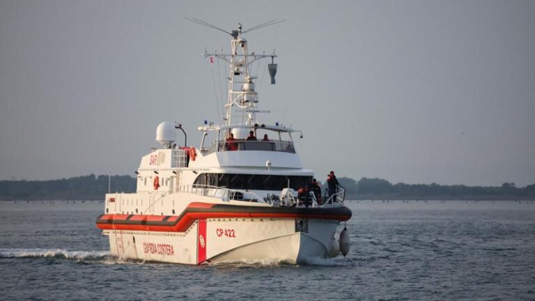 Përplasja mes Melonit dhe Gjykatës së Romës, mbërrin në Bari anija me 12 emigrantët që u nisën sot nga Shëngjini