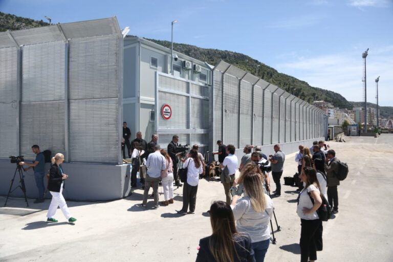 Refugjatët e radhës në Shëngjin. Mediat italiane e zbulojnë: Ja sa emigrantë do të nisen