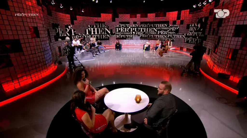 E pazakontë/ Konkurrentet e “Për’puthen” vënë në siklet djalin: A do e bëje treshe me ne