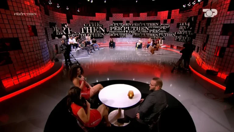 E pazakontë/ Konkurrentet e “Për’puthen” vënë në siklet djalin: A do e bëje treshe me ne