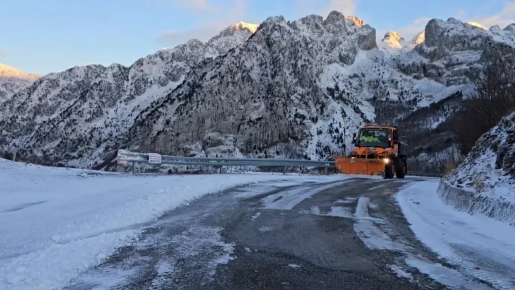 Dëbora në veri krijon një peizash mbresëlënës si dhe mjaft probleme për banorët