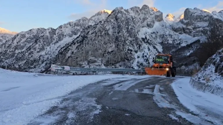 Dëbora në veri krijon një peizash mbresëlënës si dhe mjaft probleme për banorët