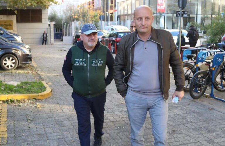 Gazetarët Artan Hoxha dhe Elton Qyno paraqiten në dyert e SPAK