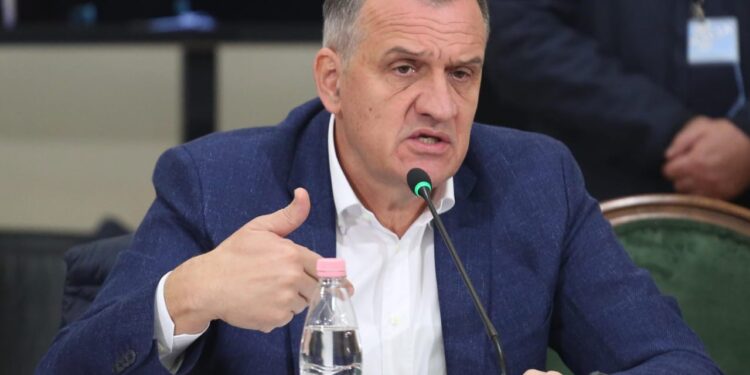 “Ju futët molotovë e s’pranoni slidet”/ Gazetari e thotë troç: Opozita pengon Beqajn të dëshmojë se mund t’i nxjerrë keq "Ju futët molotovë e s'pranoni slidet"/ Gazetari e thotë troç: Opozita pengon Beqajn të dëshmojë se mund t'i nxjerrë keq