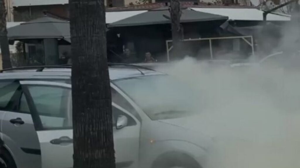 E rëndë/ Makina përfshihet nga flakët teksa ishte në lëvizje. Ja si paraqitet gjendja e shoferit