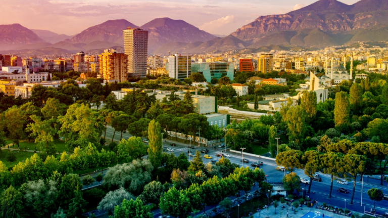 Komisioni Europian: Ekonomia do të ngadalësohet në 2025 nga pasojat e emigracionit, më pak dhe turistë