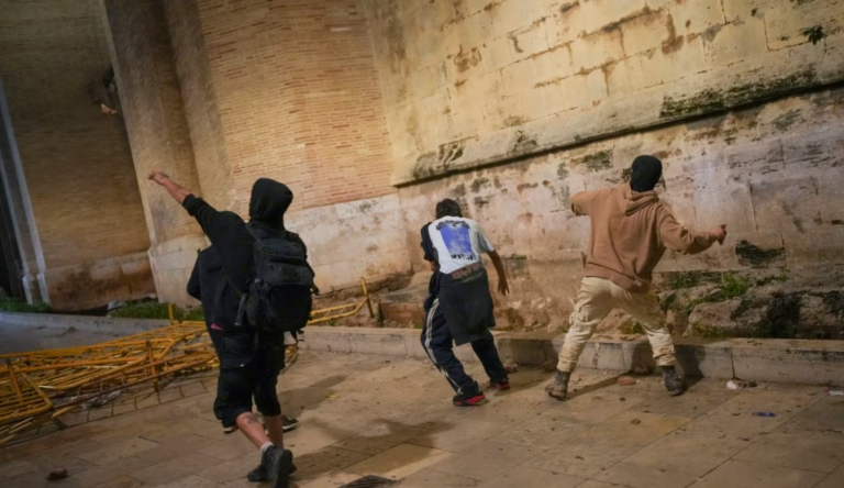 Spanjë, mijëra vetë protestojnë pas përmbytjeve shkatërrimtare