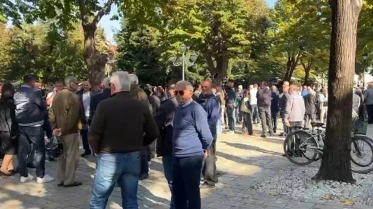 Opozitarët zbarkojnë në Shkodër. Qytetarët: Qytetërimi është më i fortë se krimi Opozitarët zbarkojnë në Shkodër. Qytetarët: Qytetërimi është më i fortë se krimi