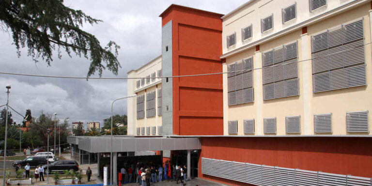 E rëndë/ I burgosuri ndërron jetë në spital, ja për çfarë dyshohet (EMRI)