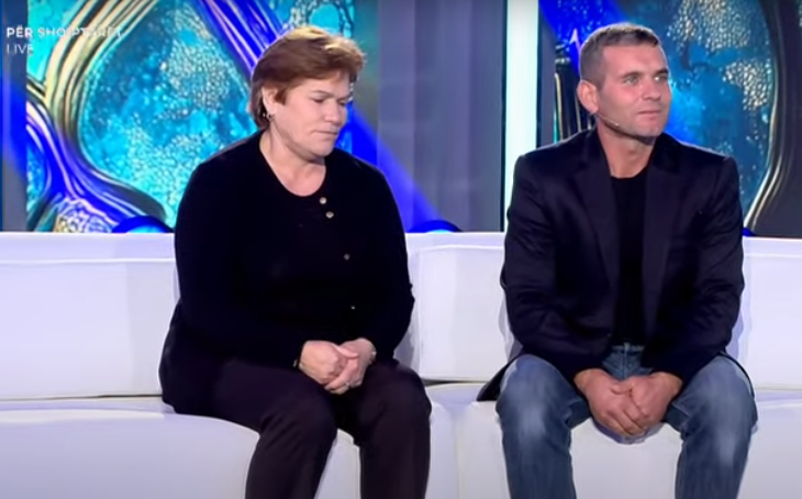 Vajza që dashuroi nuk ia lëshoi dorën deri në momentin që ndërroi jetë. Zyberi gjen forcën te fëmijët që ajo i la “dhuratë” Vajza që dashuroi nuk ia lëshoi kurrë dorën deri në momentin që ndërroi jetë. Zyberi gjen forcën te fëmijët që ajo i la "dhuratë"