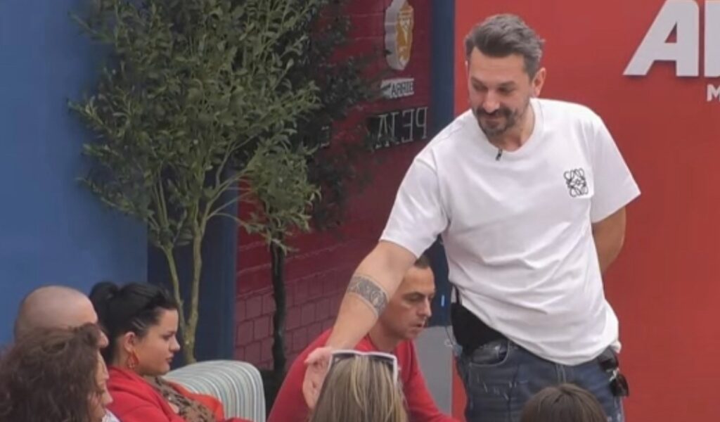 Pak çaste para largimit/ Atilla tenton të përshëndesë Drenushën. Reagimi i saj nuk duhet humbur