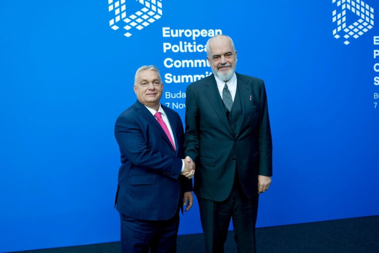 Rama mbërrin në Budapest për Samitin e Komunitetit Politik Evropian, pritet nga Orban