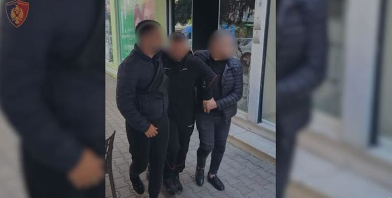 Pasi adoleshenti e goditi me shpullë, Qori e plagosi 8 herë me mjet prerës. Bie në pranga autori Pasi adoleshenti e goditi me shpullë, Qori e plagosi 8 herë me mjet prerës. Bie në pranga autori