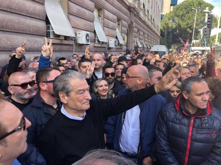 “Më e fuqishmja deri më tani”. Berisha njofton orën e protestës së radhës