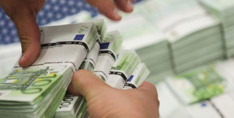 90-vjeçari i kalon 200 mijë euro të dashurës shqiptare. Familja e tij alarmon vendin: E mashtroi, ai është me sklerozë