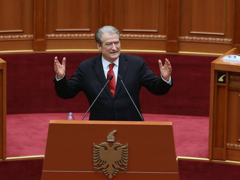 Pas 11 muajsh, Berisha rikthehet në Kuvend. Ja krah kujt do të rreshtohet