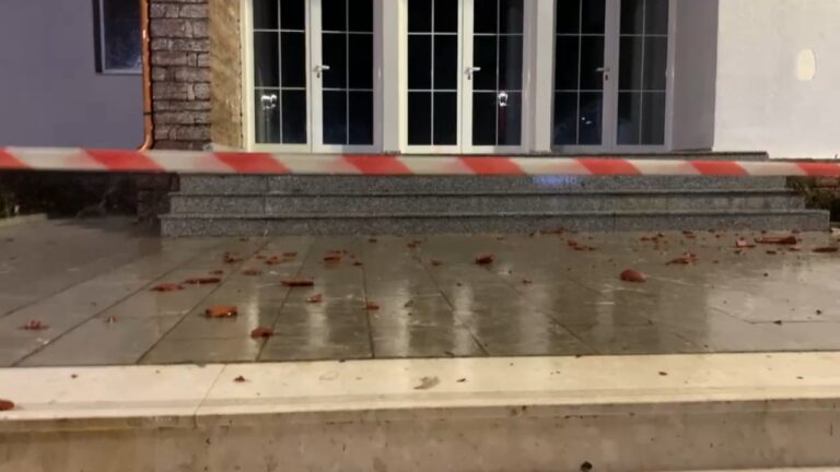 Vijojnë dëmet nga përkeqësimi i motit. Bien tjegullat e çatisë së Pallatit të Kulturës, rrezikohen kalimtarët
