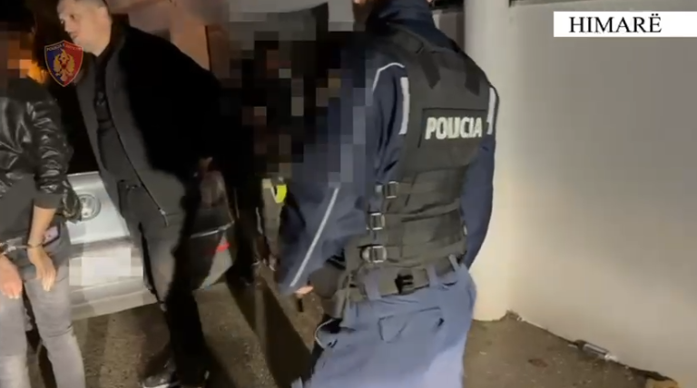 Transportonte 5 emigrantë që të kalonin ilegalisht kufirin, arrestohen 3 persona