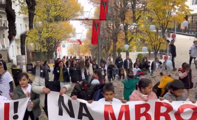 Ngjarja tek 'Fan Noli'/ Nxënësit në Korçë në marshim sensibiluez