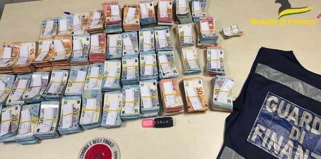 Fshehu 400 mijë euro cash në makinë, arrestohet shqiptari në Itali Fshehu 400 mijë euro cash në makinë, arrestohet shqiptari në Itali