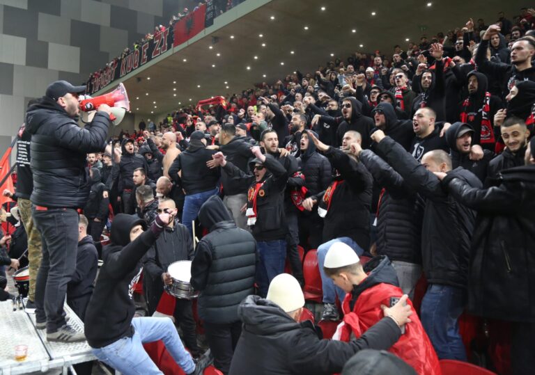 Kombëtarja kuqezi sot mbështetet nga një tifoz special, De Biasi në Air Albania (FOTO)
