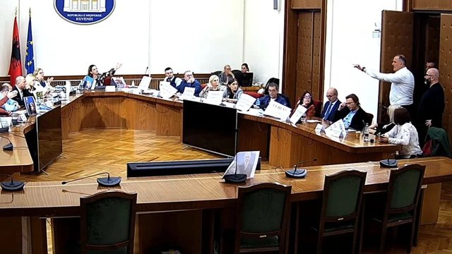 Debatet pas mesante tek "Shëndetësia"/ Beqaj debaton me demokratët, Vokshi mbyll mbledhjen: Po na kërcënon