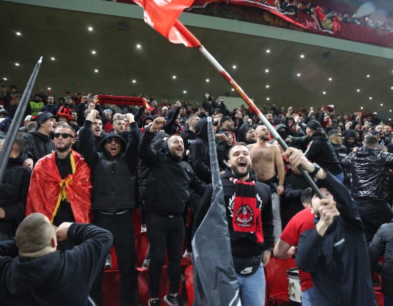 Këngë dhe brohoritje në mbështetje të Kombëtares, atmosferë e zjarrtë në stadiumin Air Albania Këngë dhe brohoritje në mbështetje të Kombëtares, atmosferë e zjarrtë në stadiumin Air Albania