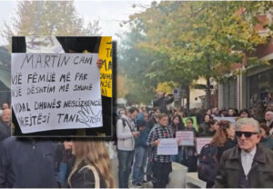 "S'ka dhimbje më të madhe”/ Prindërit në protestë pas vrasjes së 14-vjeçarit tek "Fan Noli": Institucionet të marrin përgjegjësinë
