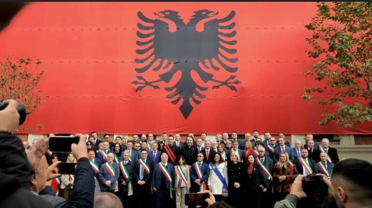 Parada në Tiranë për 28 Nëntorin/ Erion Veliaj me kryetarët e bashkive shqiptare: Bashkëpunimi akt patriotik