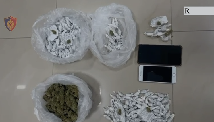 Shpërndante drogë nëpër lagje, arrestohet 18-vjeçari në Fier Shpërndante drogë nëpër lagje, arrestohet 18-vjeçari në Fier
