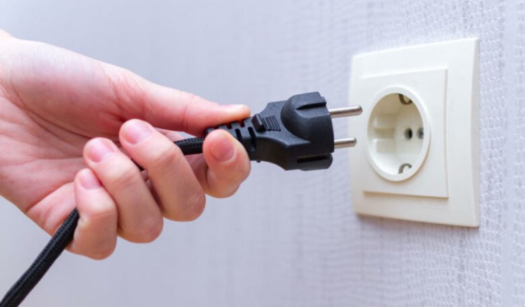 Fikeni këtë pajisje para se të flini sepse harxhon shumë energji elektrike Fikeni këtë pajisje para se të flini sepse harxhon shumë energji elektrike