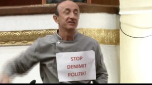 Deputetët e PD në Kuvend/ Dash Sula me pankartën: Stop dënimit politik