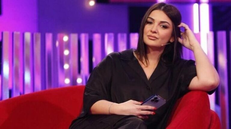 Olsa Muhameti humb nënën: Ike bashkë me një copë të shpirtit tim