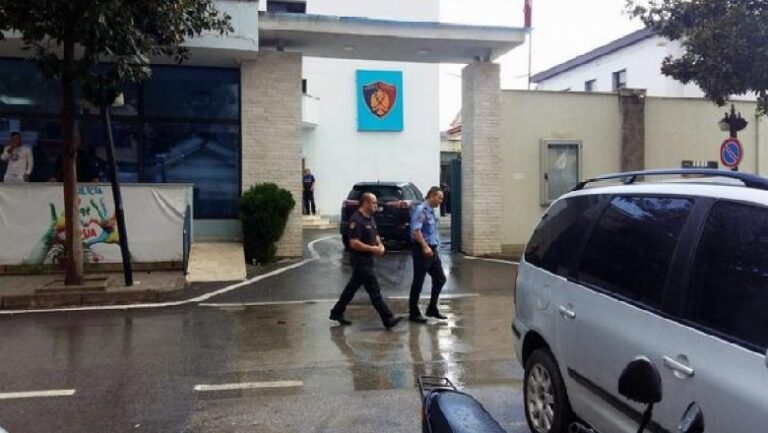 Theu ‘arrestin e shtëpisë’, arrestohet 60-vjeçari në Elbasan (EMRI) Theu 'arrestin e shtëpisë', arrestohet 60-vjeçari në Elbasan (EMRI)