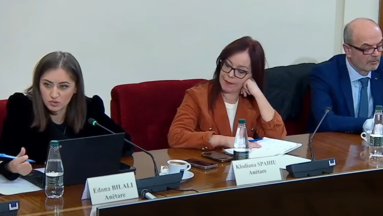 "S'presim si Romeo Zhuljetën në ballkon"/ Deputetja socialiste ironizon opozitën: Nuk marrim porosi nga Surreli