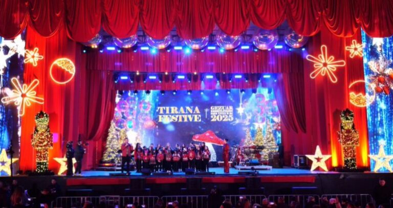 Koncerti i festave të fundvitit, qytetarët festojnë në shesh, Veliaj: Tirana është transformuar në një qytet europian