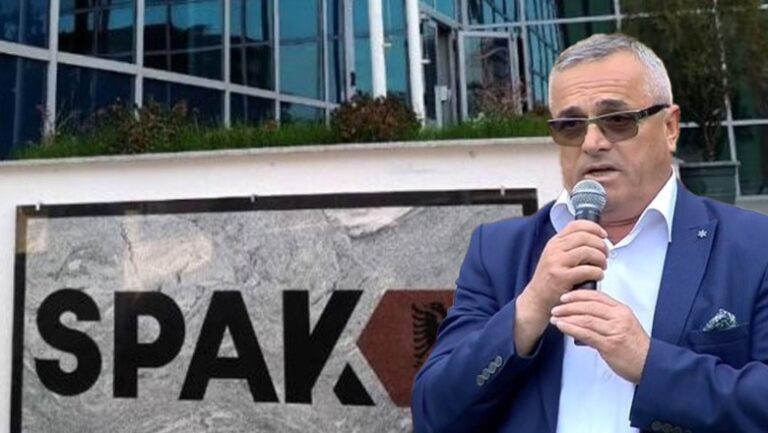 GJKKO e la në "arrest shtëpie"/ Kryebashkiaku i Tropojës thyen masën, zhvillon mbledhje me qytetarët